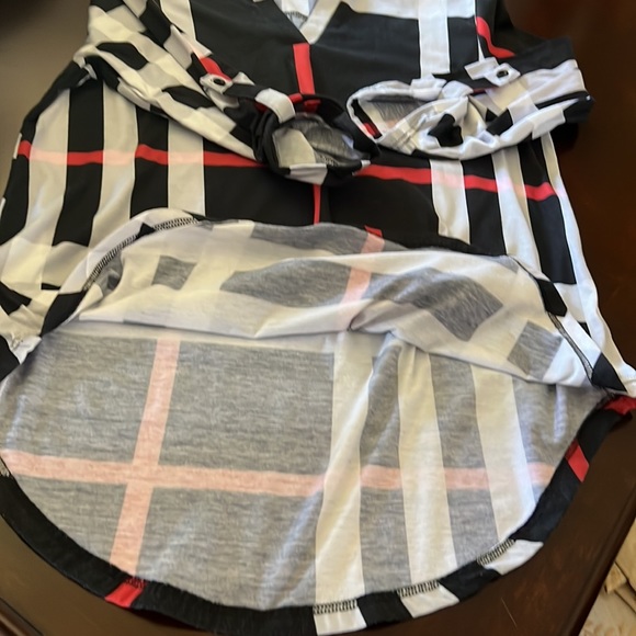 St. Jubileens Women’s tunic 3/4 sleeves black/white/gray/red Vneck size Large - Picture 17 of 17